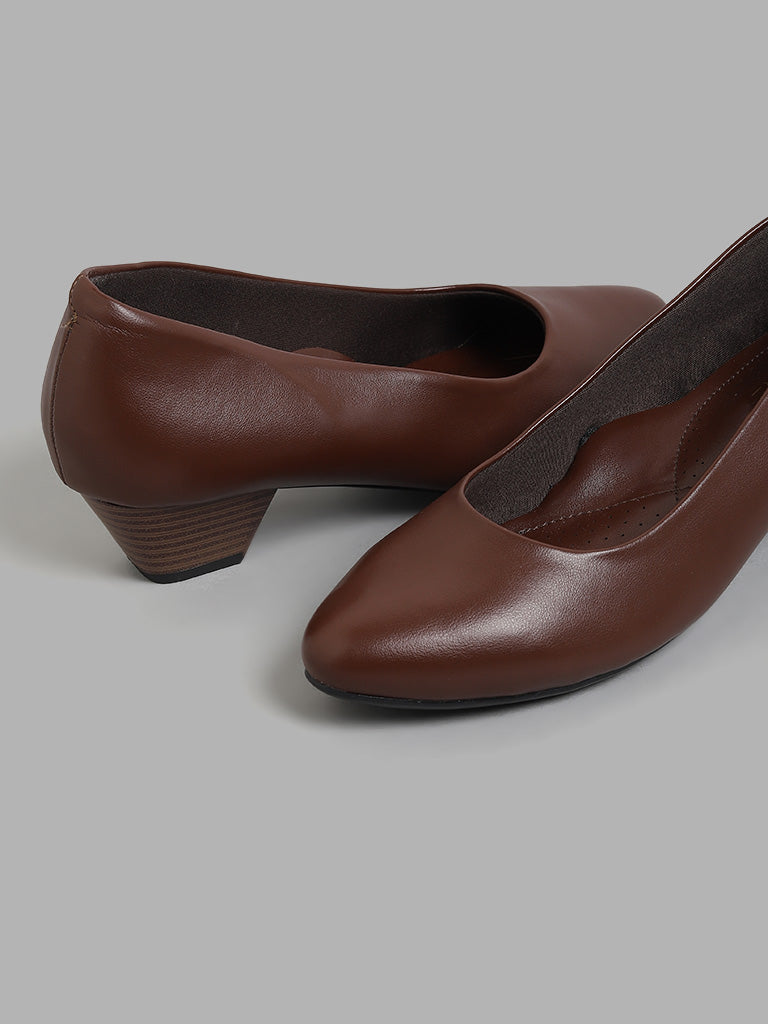 Dark brown pumps on a comfortable low heel STONE